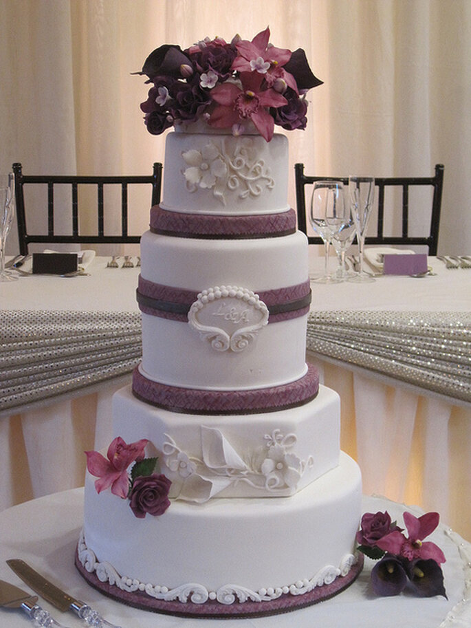 Pastel con flores y cintas en combinación. Foto: Graceful Cake CreationsWicked LIttle Cake Company