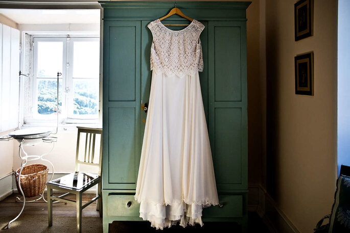 vestido de noiva pendurado armário quarto
