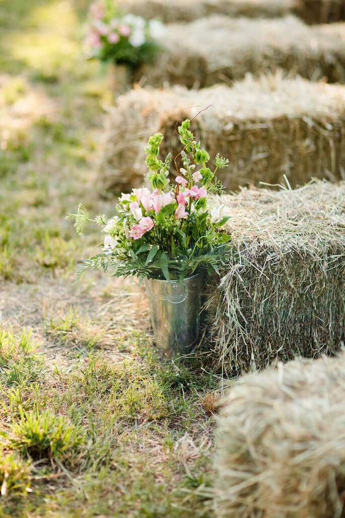 5 astuces pour une décoration champêtre: dîtes OUI aux bottes de paille! - Kristy Dickerson Photography