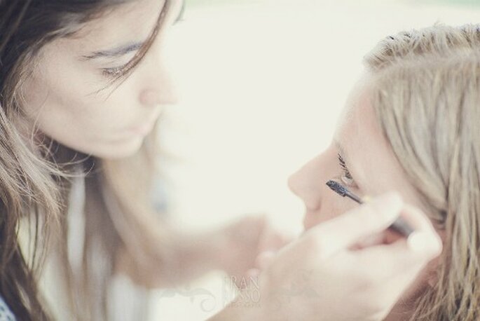 Maquilladora pintando a la novia- Foto: Fran Russo