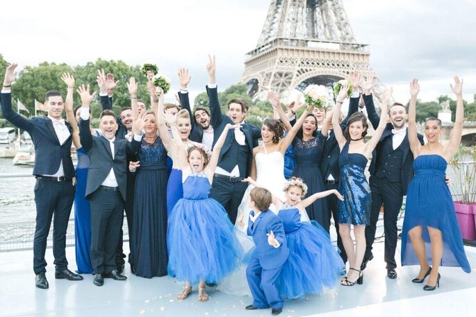 des invités à un mariage fun devant la Tour Eiffel 