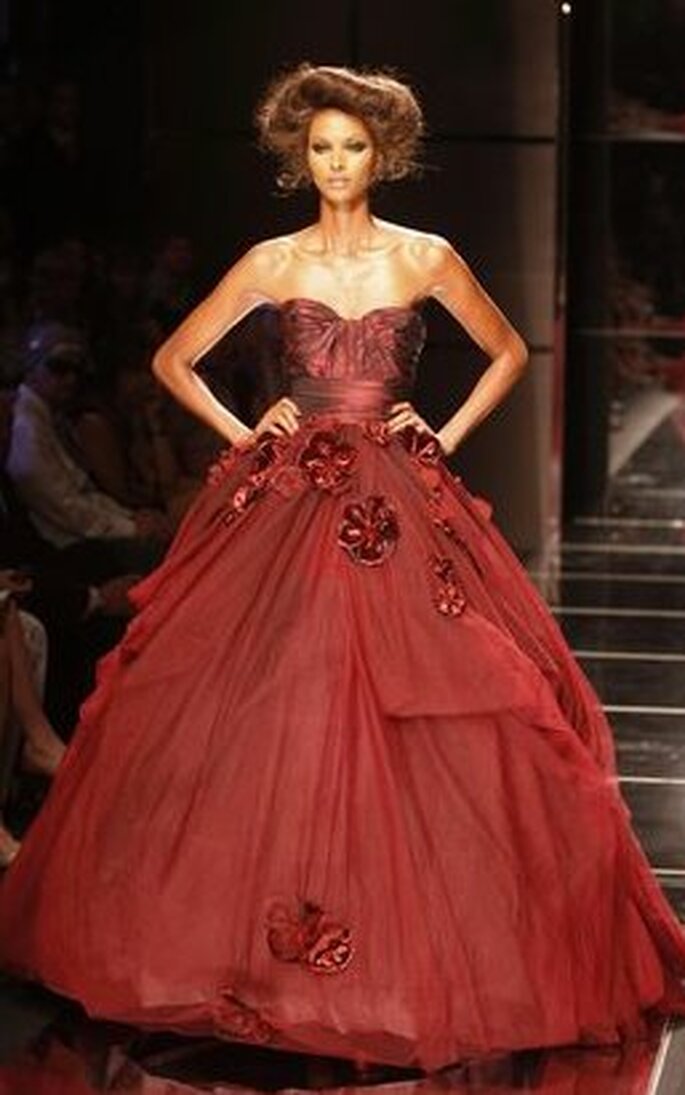 Elegante vestido rojo de novia de Elie Saab