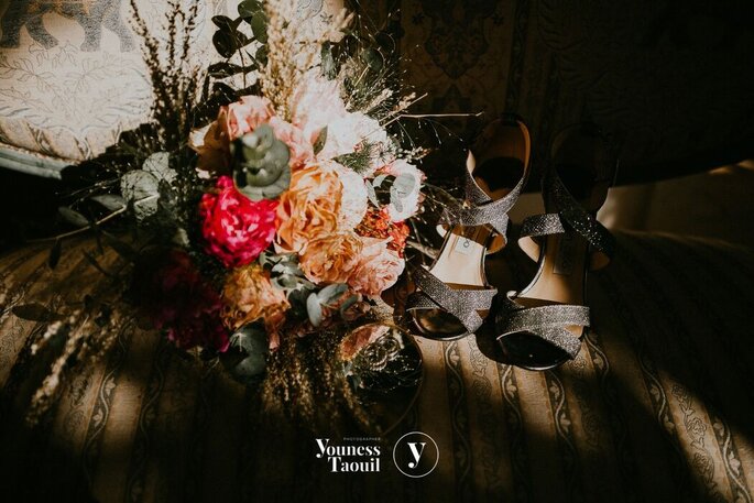 particolare bouquet e scarpe sposa