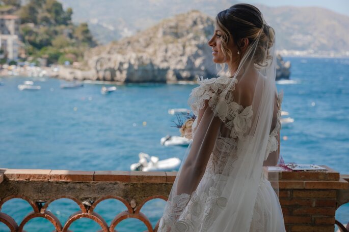 bella sposa guarda il mare