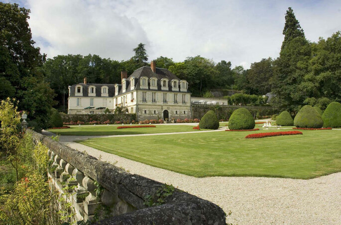 un château avec des jardins à la française 