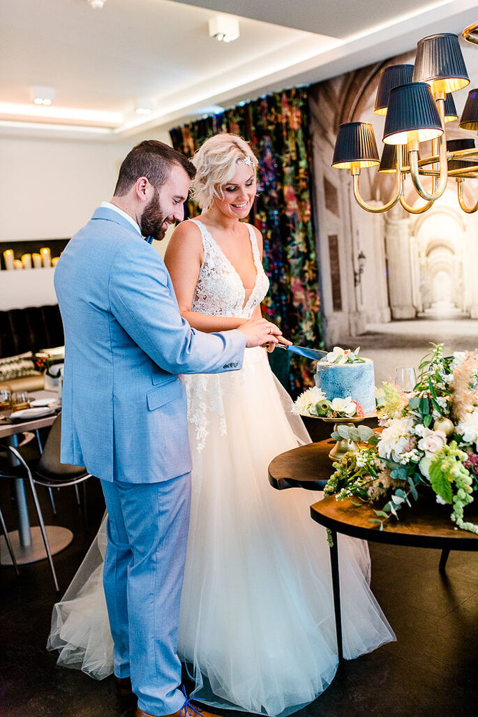 Das Brautpaar schneidet im Hotel K7 die Hochzeitstorte von Café Huttenhof an.