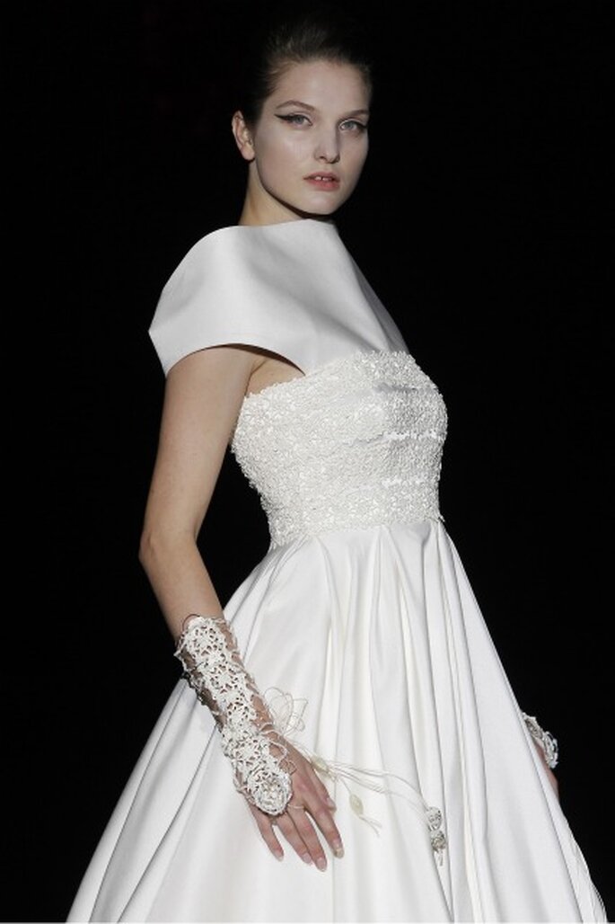 Los mitones son el complemento perfecto de los vestidos de novia Isabel Zapardiez 2012
