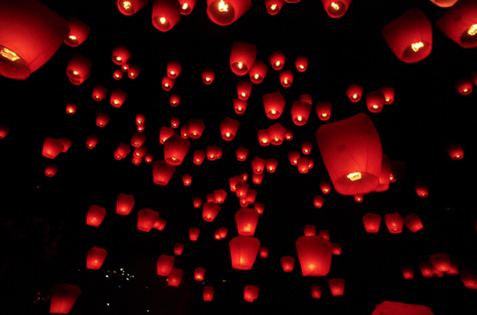 Los globos de luz son un detalle de experiencia en tu boda Foto: globosdeluz.com