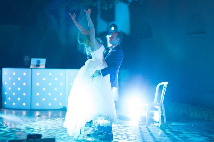 Les mariés ouvrent leur bal sur des éclairages bleus - Sonor 