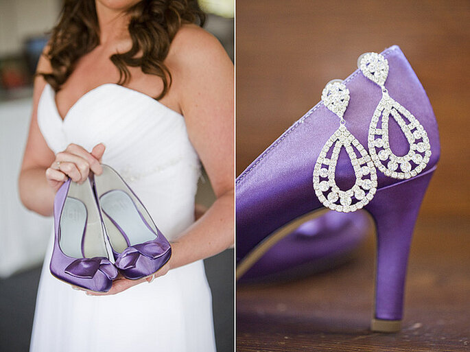 Zapatos violeta para novia. Foto: Gabriel and Clarins Photography