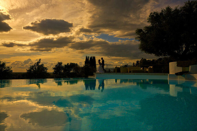 sposi, tramonto, piscina