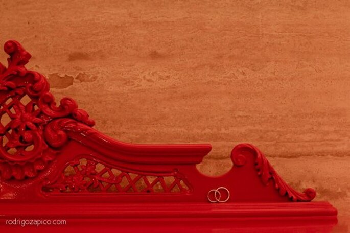 Muebles en color rojo para boda. Fotografía Rodrigo Zapico