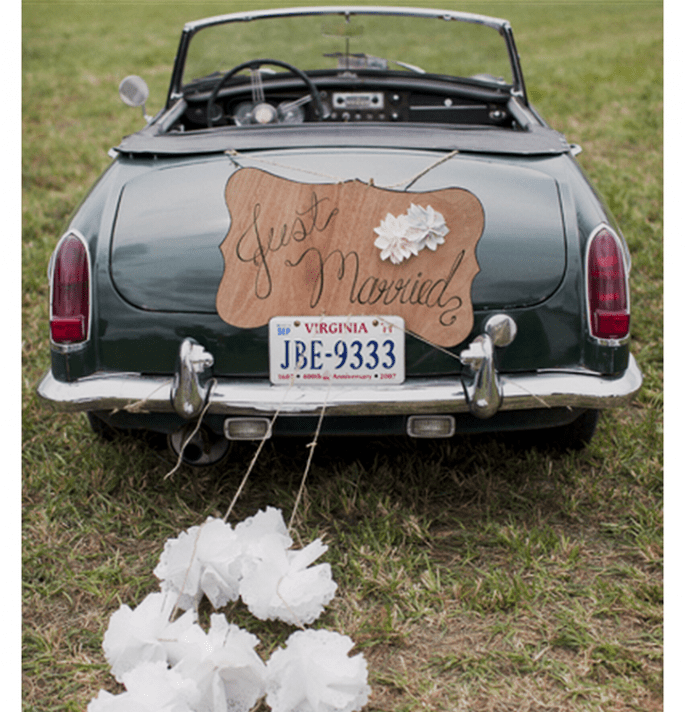 Decoraciones originales para el coche de los novios - Foto This Modern Romance