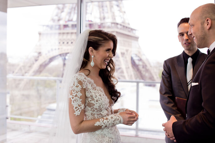 les mariés lors de la cérémonie avec vue imprenable sur la Tour Eiffel