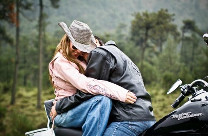 Fotografía casual preboda, temática Harley Davidson. Fotógrafo Jorge Lara