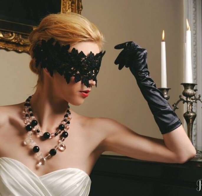 Collar con cuentas en colores blanco y negro - Foto Rosefire Jewelry