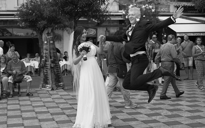 sposo salta, la sposa ride
