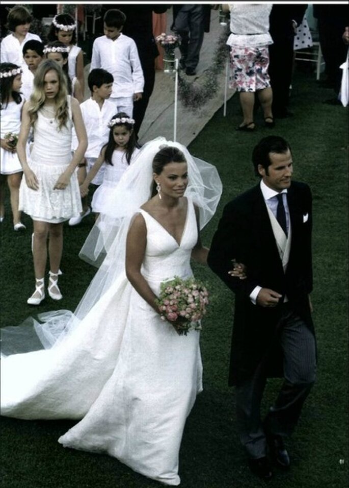 El vestido de novia de Carla Goyanes resaltaba su pecho gracias al escote elegido - Revista Hola