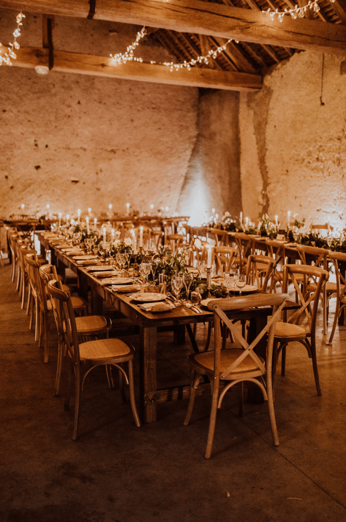 Banquet de mariage champêtre à la décoration sobre et chic