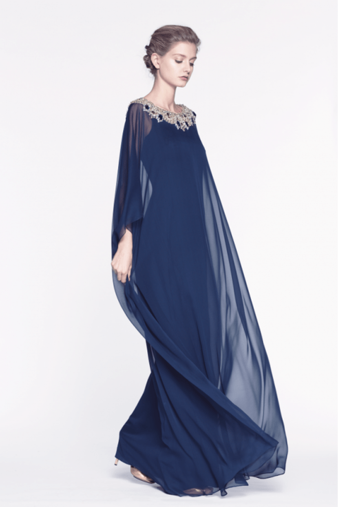 Vestido de fiesta largo en color azul marino con capa y pedrería en el cuello - Foto Reem Acra