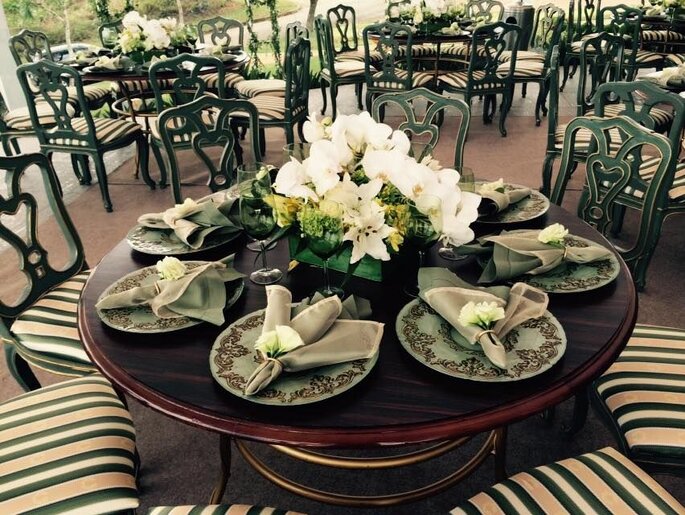 Decoração de casamento com flores brancas, detalhes e cadeiras verdes com forro listrado
