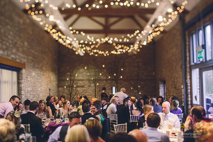 Ideas para la iluminación en una boda country. Foto: Albert Palmer