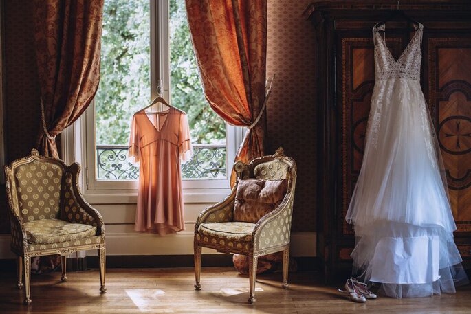 habits de la mariée prêts dans la chambre du château