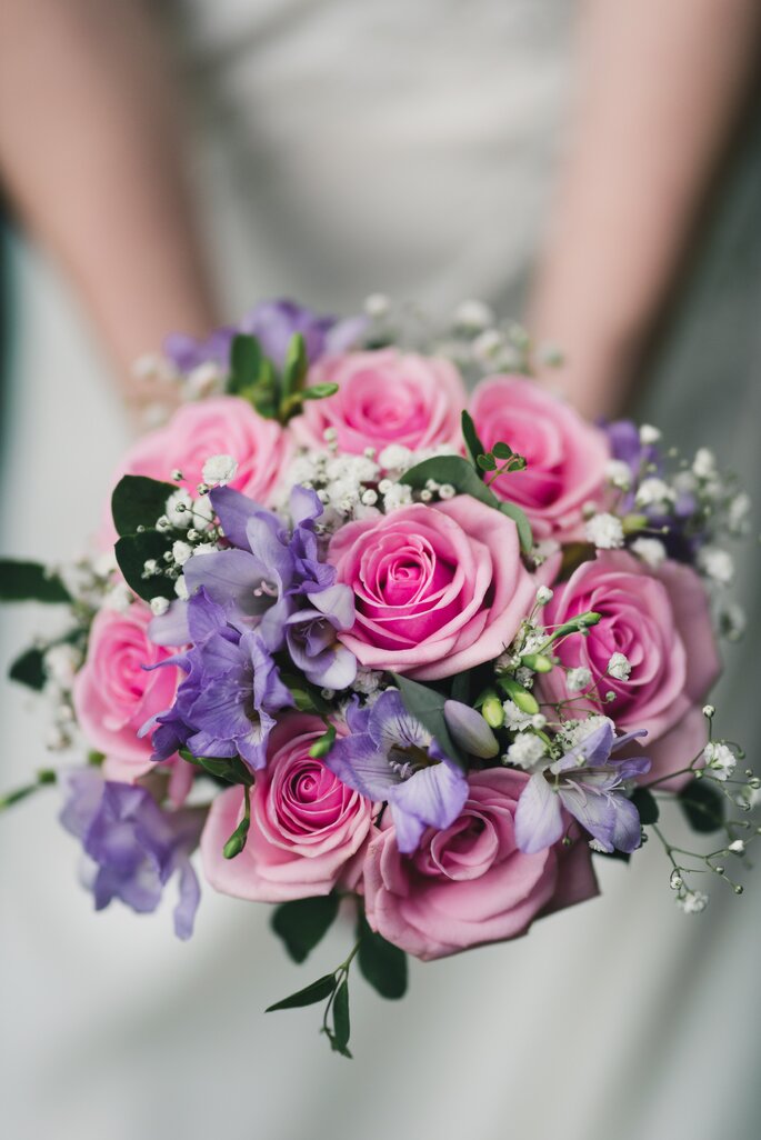 Romantyczna wiązanka ślubna na bazie różowych róż