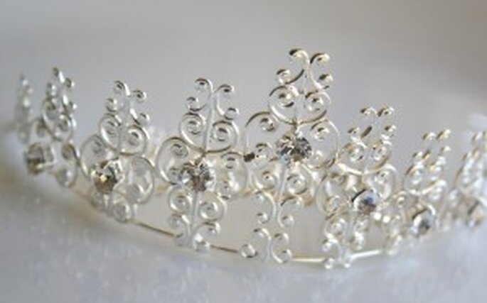 Una elegante tiara que combina el plata con brillantes