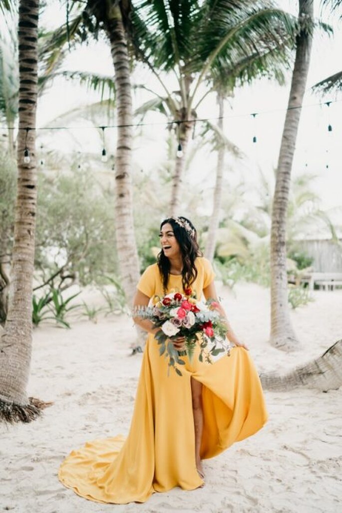 Vestido de noiva amarelo, com manguinha e fenda