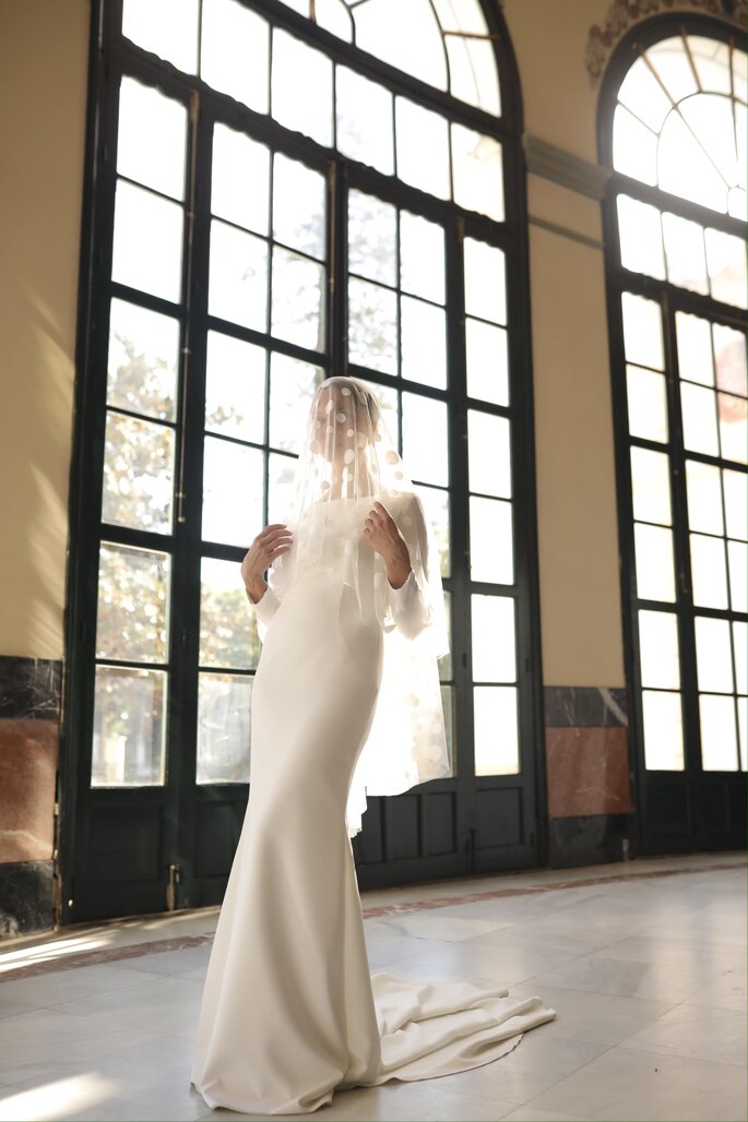 Vestido de novia de corte recto vintage con hombros definidos y manga larga