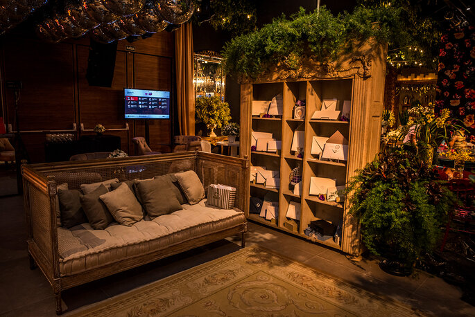 Lounge inspiração para casamento com sofá e plantas e flores 