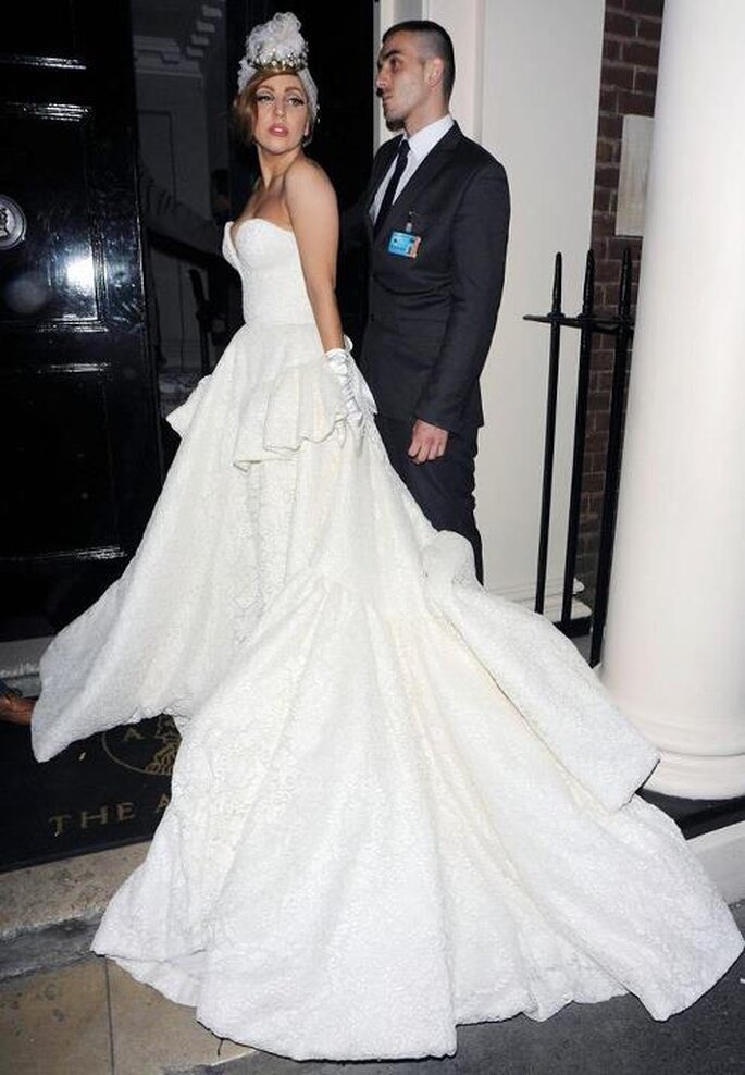 Hermoso vestido de novia inspirado en Lady GaGa - Foto Ulyana Sergeenko Facebook