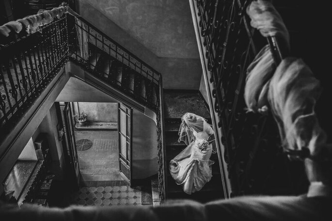 sposa scende le scale, vista dall'alto