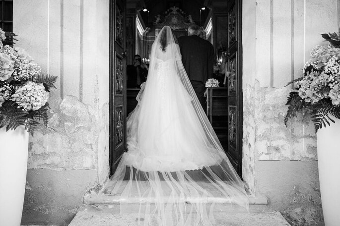 ingresso sposa in chiesa, schiena, bianco e nero