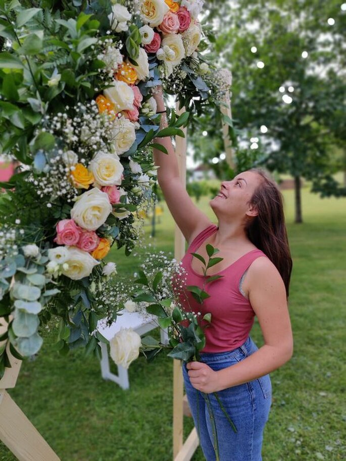décoration florale arche de cérémonie de mariage