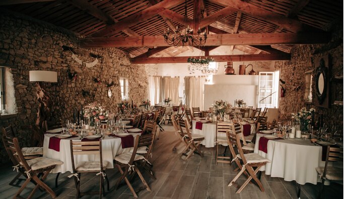 Une salle de réception de mariage authentique - Bastide de Lussan
