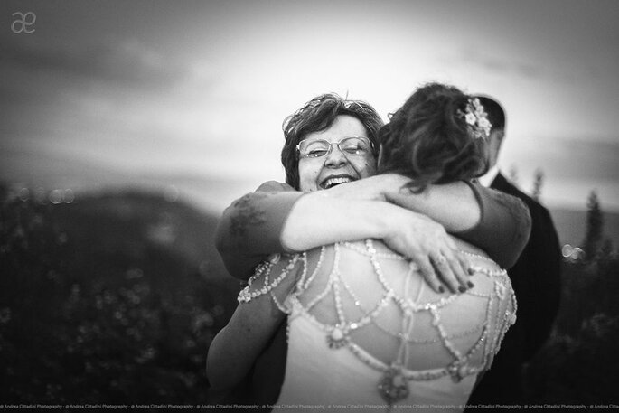 abbraccio sposa e madre in bianco nero