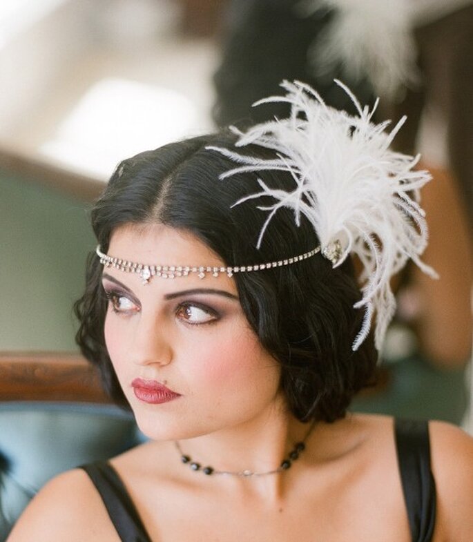 Bandeau avec des plumes et des pierreries pour un look façon "Gatsby le Magnifique" - Photo Serephine