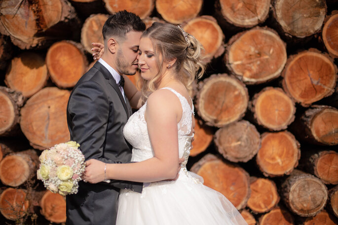 sposi vicino alla legna