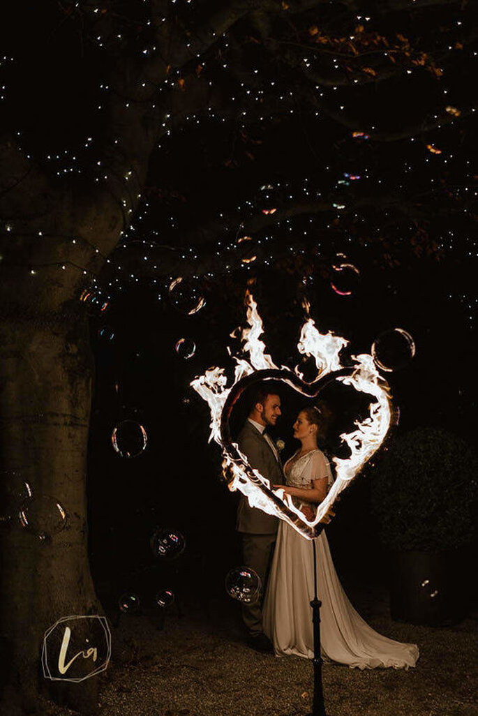 Ein flammendes Herz beim nächtliches Brautpaar-Shooting.