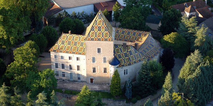 Un lieu de réception de mariage avec un toit coloré - Château de Santenay 
