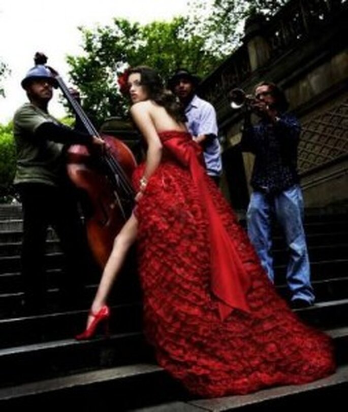 Vestido de novia rojo de Reem Acra