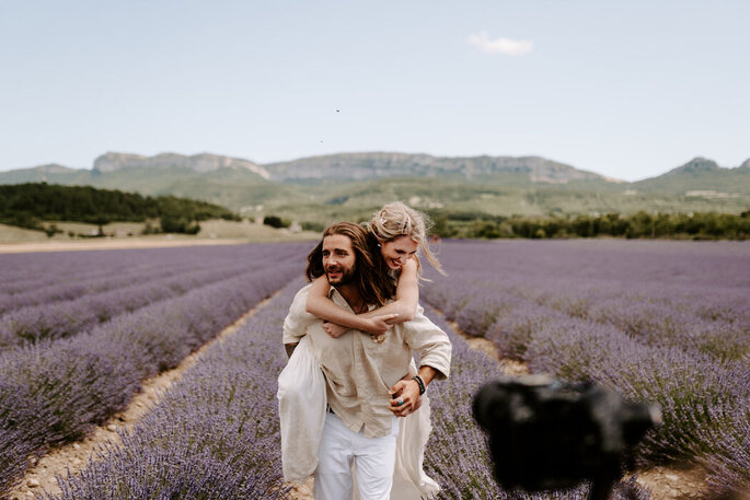 photo de couple jeunes mariés dans champ de lavande