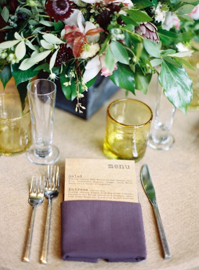 Detalles en color violeta para la decoración de tu boda - Foto Karen Wise Photography