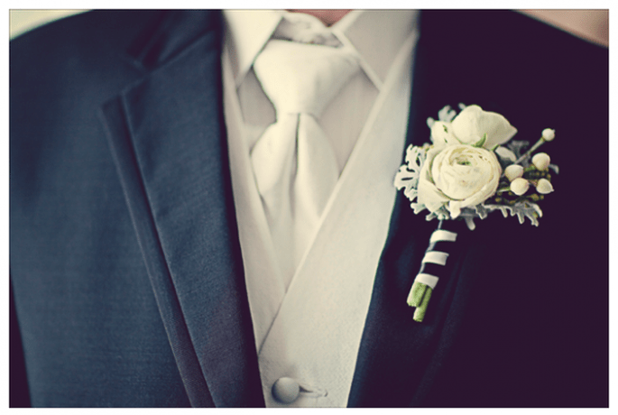 Un boutonnieres con lindas flores blancas y efecto contrastante en las rayas - Foto Our Labor of Love