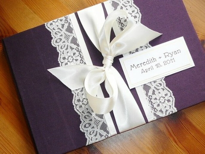 Invitaciones de boda en violeta con detalles en encaje. Foto: My Day Event Planning