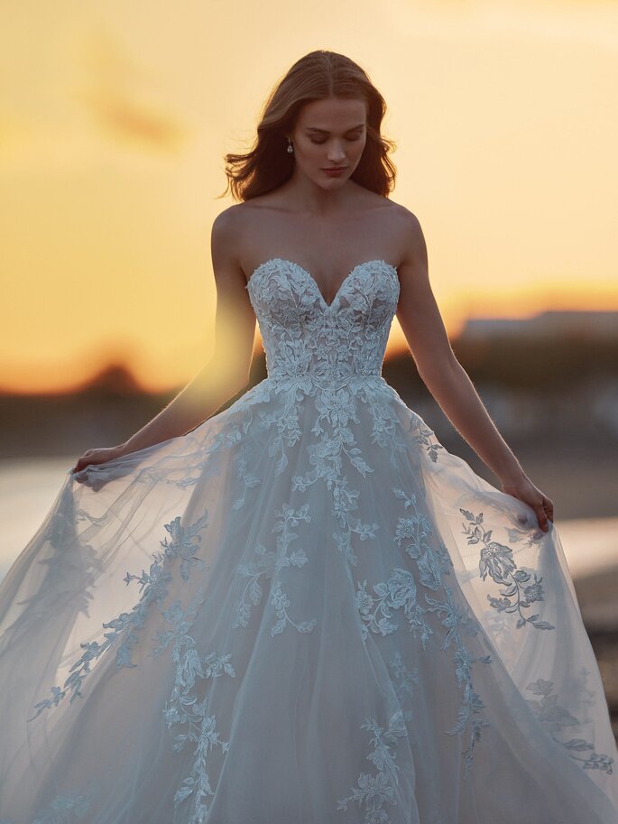 115 vestidos de novia con escote corazón: ¡amor a primera vista!