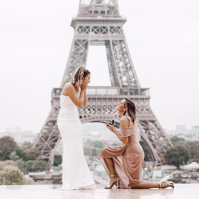Casal de mulheres em pedido de casamento em frente a Torre Eiffel