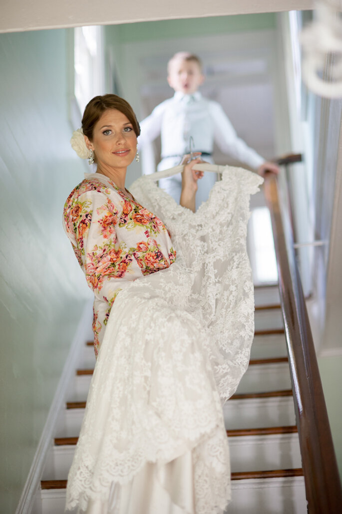 Una divertida tendencia, novias y madrinas con batas floreadas. Foto: Clau Photography Fine Art